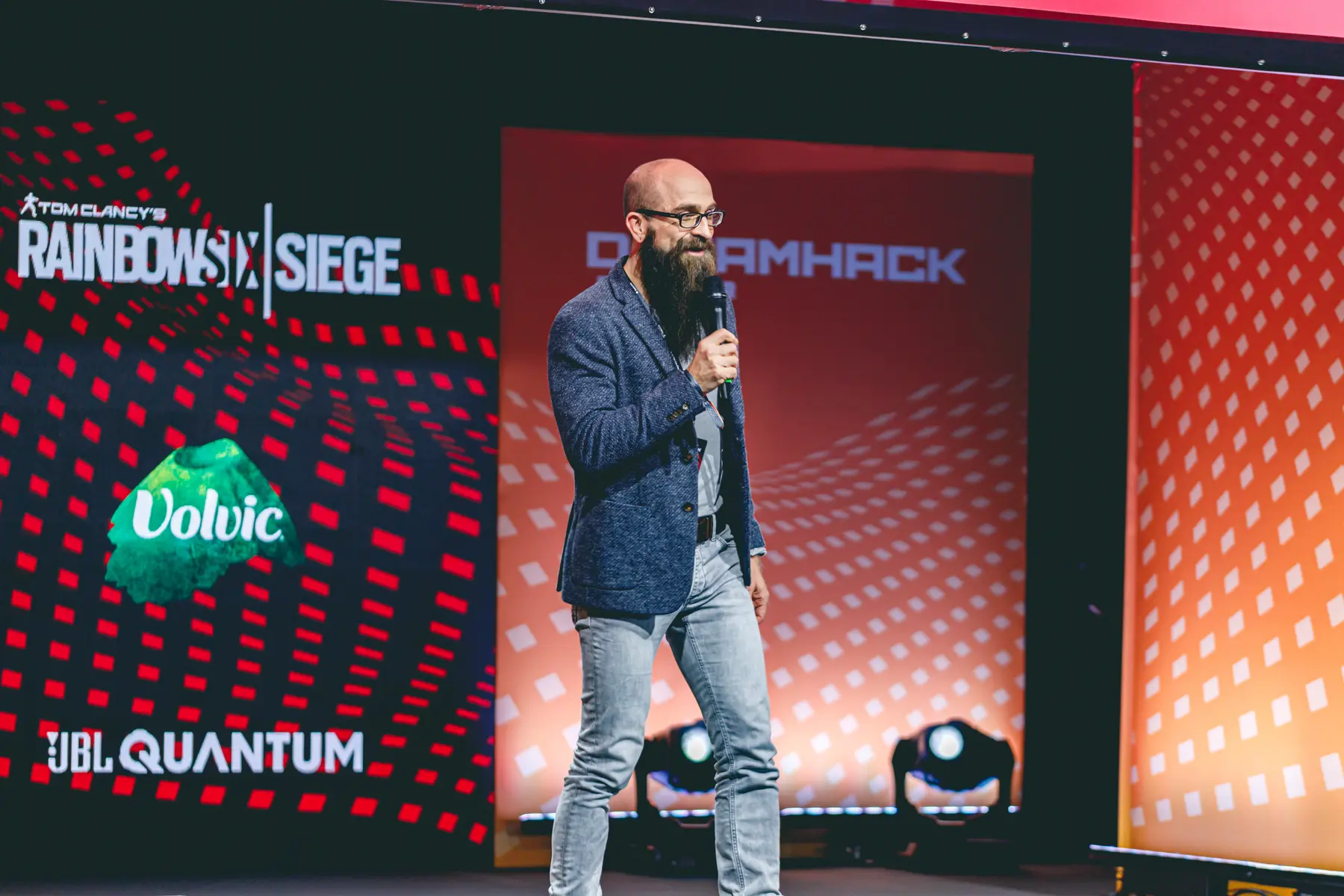 Marius Lauer bei einer Keynote zu digitalem Marketing auf der DreamHack Bühne